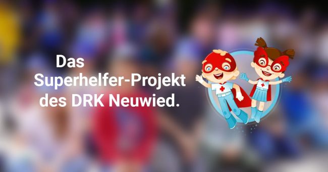 Zwei Cartoon-Superhelden-Kinder in Rotkreuz-Kostümen mit deutschem Text über das DRK Neuwied Superhelfer-Projekt.