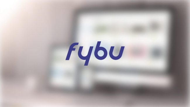 Das Wort fybu in blauer Schrift über einem unscharfen Hintergrund eines Computers und eines Tablets, das die Digitalisierung Buchhaltung für moderne E-Commerce-Unternehmen widerspiegelt.